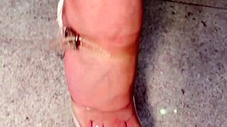 Yasmin Mineira gives blonde footjob to friend in fetish play