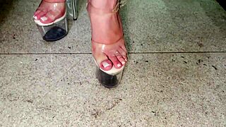 Yasmin Mineira gives blonde footjob to friend in fetish play