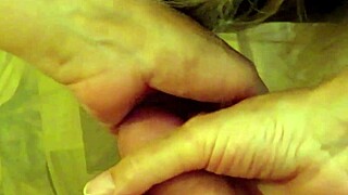 Minh sưu tầm được một clip ngủ cùng với một phụ nữ có bị dâm hiếp, không phải là giả, đúng là homemade, về đêm, vợ bị Fuck trên sộngục tình dục
