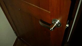 Mi Vecina Limpia Su Apartamento y Termina con Mi Verga en Su Vagina Estrecha