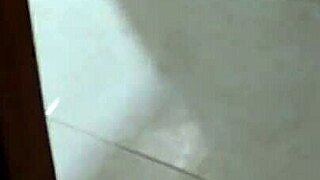 Mi Vecina Limpia Su Apartamento y Termina con Mi Verga en Su Vagina Estrecha