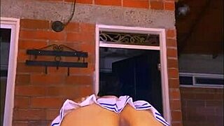 hermanastra sorprendida haciendo yoga por hermanastro