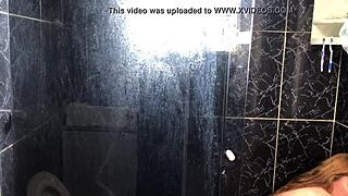 novinho comendo a tia do seu amigo no banheiro da casa dela branquinha gostosa