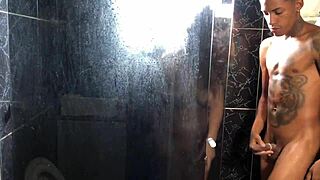 novinho comendo a tia do seu amigo no banheiro da casa dela branquinha gostosa