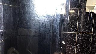 novinho comendo a tia do seu amigo no banheiro da casa dela branquinha gostosa