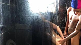 novinho comendo a tia do seu amigo no banheiro da casa dela branquinha gostosa