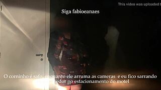 sensual sarro da hotwife safada com o comedor negão dotado na garagem enquanto o corninho prepara o quarto de motel para eu dar gostoso