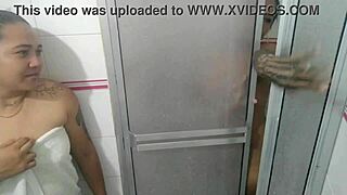 Pongo Camara Escondida Para Descubrir Quien Me Quita La Toalla Cuando Me Bano Y Descubri Que Era Mi Hermanastra La Meti Al Bano Desnuda Y Empece A Follarla