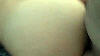 metiéndole la verga de perrito en su coño apretado