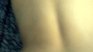 metiéndole la verga de perrito en su coño apretado