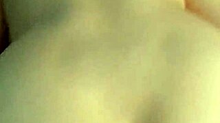 metiéndole la verga de perrito en su coño apretado