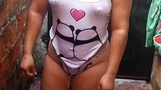 Mi putisobrina estaba caliente y se masturba mientras se bañaba en el piso 😏