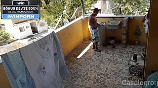 Enteada que estava lavando roupa foi surpreendida pelo padrasto pervertido que botou ela para chutar seu p�nis fuder de quatro