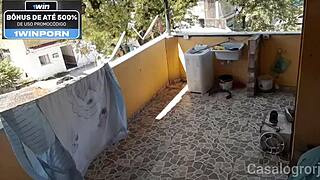 Enteada que estava lavando roupa foi surpreendida pelo padrasto pervertido que botou ela para chutar seu p�nis fuder de quatro