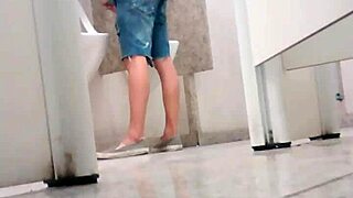 商场厕所同性亲吻