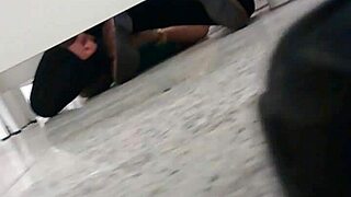 商场厕所同性亲吻