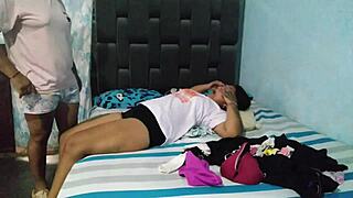 A Mi Madrastra Le Encanta Oler Mi Hilo Dental Asi Que Le Puse Mi Coño En Su Cara Para Que Oliera De Cerca Y Empezó A Mamar Mi Coño Y Mi Culo.