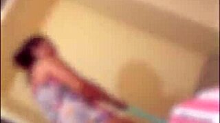 Me hago la paja detras de mi hermanastra mientras ella ordena le digo que me debe obedecer por que yo soy el hombre dialogos en espa�ol