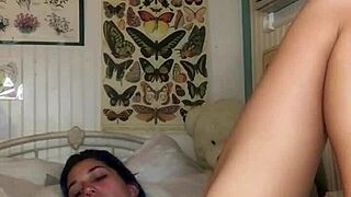 Teen Cassie Higgs19 Feels Intense Pleasure Fucking Dildo In Bed