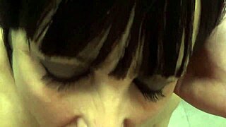 cazzo largo mi sfonda la bocca fino alla gola in gangbang