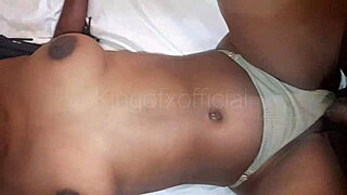 Coloquei a calcinha da novinha de lado e dei pau gostoso