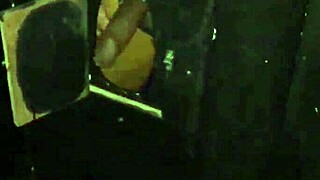 fui no swing e botei a novinha de 18 aninhos para chupar meu pau no glory hole ela bebeu o leite todinho