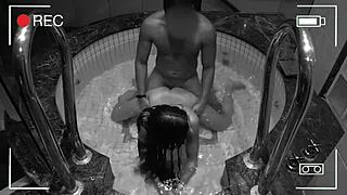 C�mara De Vigilancia Capta A Esposa Infiel En El Jacuzzi Del Hotel