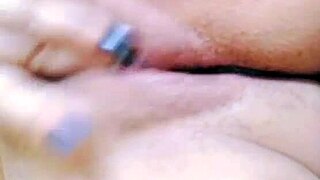 Novinha rubbing her pussy until it drips wet?