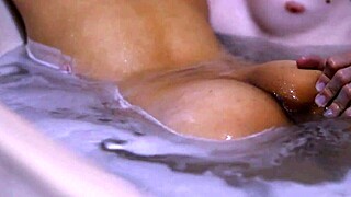 拉丁年轻辣妹公寓和朋友妈忍不住高潮