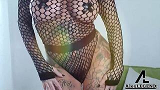 巨乳美女Lily Lane被Alex Legend大屌狂操