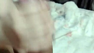 Novinha chupando e masturbando com dedo seu comedor segue para ver videos novos todos os dias