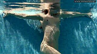 She shakes her ass in the pool