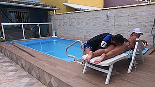 Meu Marido Foi Trabalhar E Piscineiro Veio Limpar Minha Piscina
