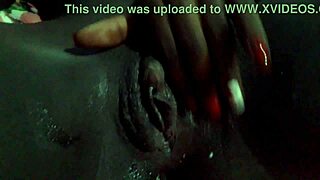 a preta da bucetinha carnuda e toda gozada e do grel�o toda rosinha por dentro