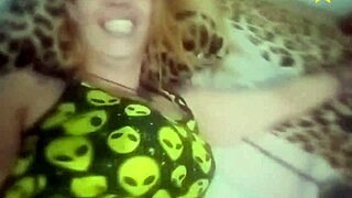 fazendo tatuagem de calcinha puxei de ladinho so pra mostrar meu cuzinho e a buceta pro tatuador ele perdeu a concentracao e parou de tatuar alemao tatuador