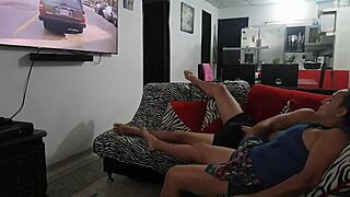 viendo la tv con mi cu�ada nos pusimos calientes me le dio una gran mamada a mi polla y le di una buena penetrada a su vagina