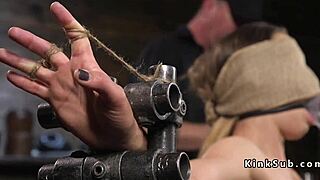 我的棕发奴隶在地牢里玩肛钩