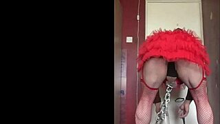 Sexy Nadia Masturbates In Bath With Rubber Duckies!