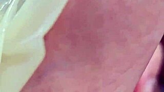 自制双性恋瘦子跟巴西邻居戴套射精