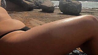 Uma linda novinha � observada fazendo sexo em p�blico nas pedras da praia e � atrapalhado por um terceiro indiv�duo