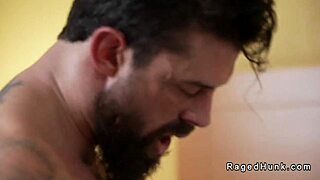 酒店里的跨种族飞行员激情肛交，太他妈热了