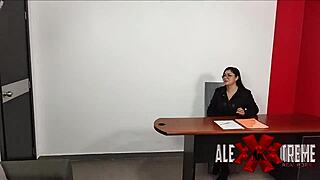 Voy a una entrevista de trabajo y termino follando a la de recursos humanos.