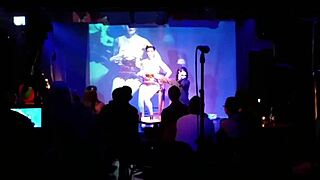 公共场合乳汁挤奶表演喷射