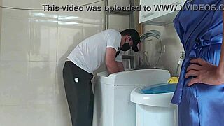 Técnico Seduz Cliente Gostosa Durante Conserto de Máquina