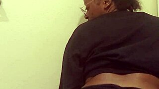 Naejae seduces me wit a strip tease befor she squirts