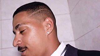 Fudendo o funcionário do banheiro com força bruta.