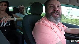 Amaya Takayo Atriz A Caminho De Um Trabalho E Apronta Com A Equipe - Vagninho - Jhonny Gab - Binho Ted - Sandro Lima