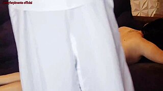 olha o que minha esposa fazia com o massagista em casa!