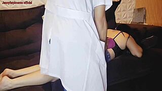 olha o que minha esposa fazia com o massagista em casa!