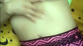 Tetona madura shows her big natural tits in homemade porn